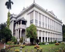 The building is erected in a neoclassical form with a wide-open courtyard which reminds the former Bengal tradition and is loved by the visitors.